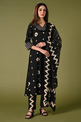 Diamond printed black daily wear cotton straight kurti set with pant and printed dupatta.
•	Printed top with v neck.
•	Thread and sequin work around the neck,3/4 sleeves.
•	Double sided elastic, printed and comfortable straight pants.
•	Cotton printed dupatta.
•	Pure cotton material.
