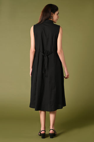 Plain black cotton flex aline daily wear kurti for summer with collar neck.
•	Aline cut kurti with wooden buttons.
•	Shirt collared neck, sleeves comes separately with top. 
•	 Cotton flex material.
•	Ideal for summer season.
